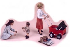 GasoLine GAS50308: 1/48 2 Women with a baby and cart
